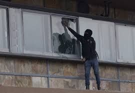 0_rompen-el-vidrio-de-una-casa.jpg