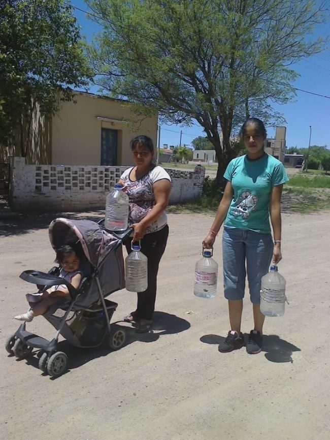 0_vecinos-de-barrio-matadero-buscan-agua.jpg