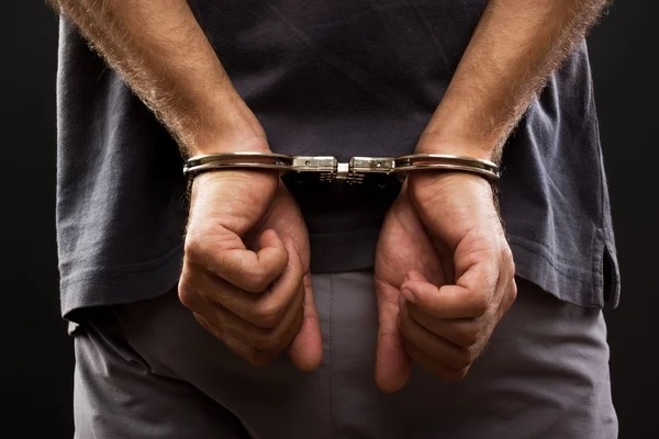 1132_detenido-con-esposas.jpg