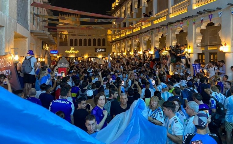 356_los-hinchas-argentinos-revolucionaron-el-centro-de-doha-con-un-nuevo-banderazo.jpg