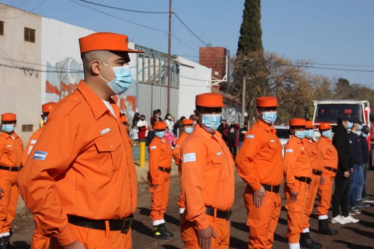 38_bomberos-de-dean-funes-en-formacion.jpg