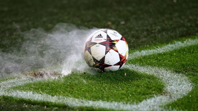 42_futbol-pelota-en-cesped-humo.jpg