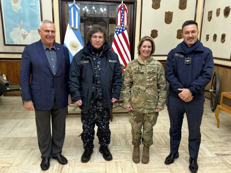 447_el-presidente-javier-milei-en-2024-con-la-entonces-jefa-militar-norteamericana-laura-richardson-en-ushuaia-acompanados-por-el-embajador-de-eeuu-marc-stanley-y-por-el-ministro-de-defensa-luis-petri-foto-pres.jpg