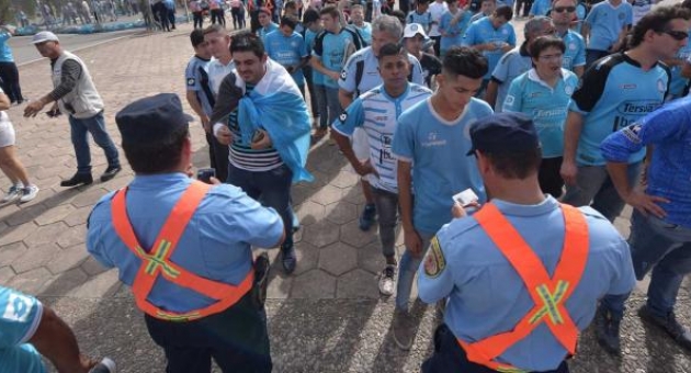 0_hinchada-de-belgrano-ingresa-al-estadio-control-policial.jpg