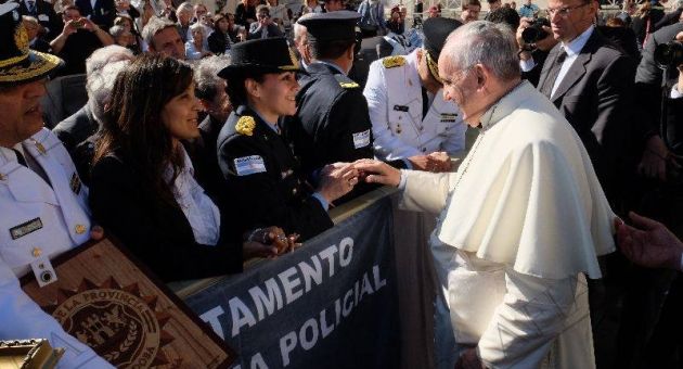 0_papa-con-policias-1.jpg