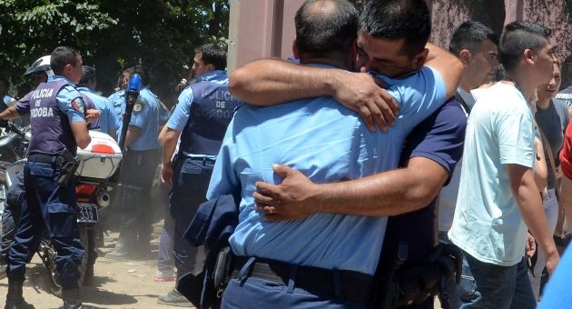 0_policias-abrazados.jpg