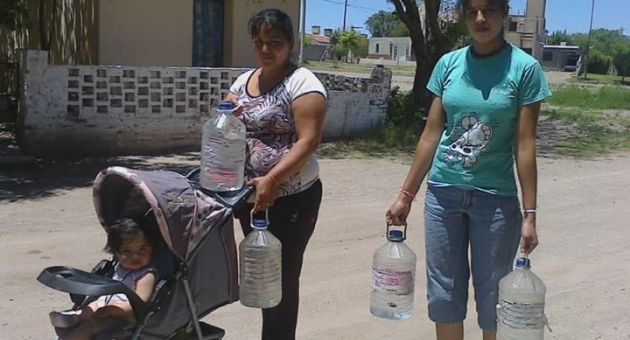 0_vecinos-de-barrio-matadero-buscan-agua.jpg