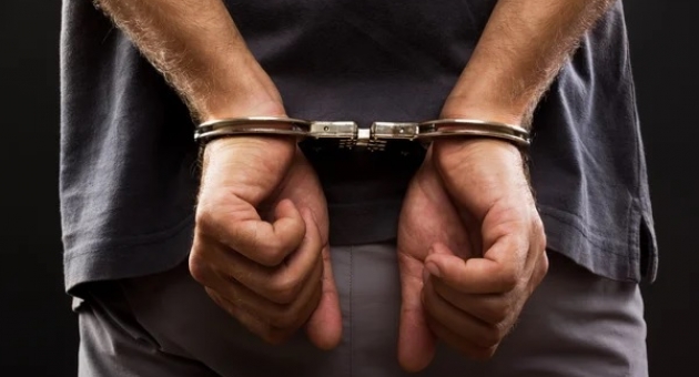 1132_detenido-con-esposas.jpg