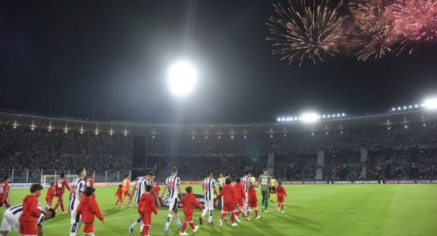 125_cr-nica-de-la-hinchada-en-el-triunfo-ante-cristal-por-la-libertadores-2-ch.jpg