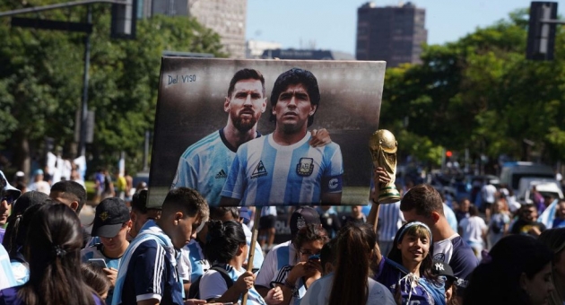 334_miles-de-hinchas-aguardan-en-el-obelisco-la-partida-de-la-caravana-de-la-selecci-n-argentina.jpg