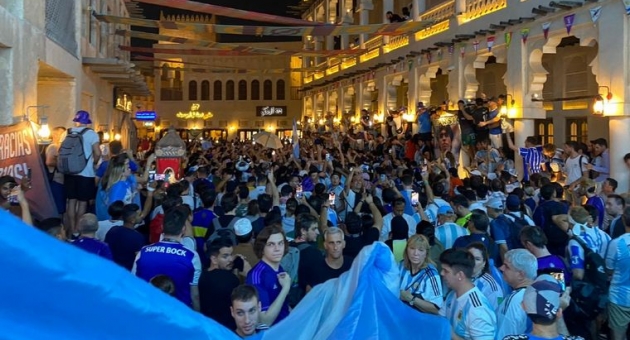 356_los-hinchas-argentinos-revolucionaron-el-centro-de-doha-con-un-nuevo-banderazo.jpg