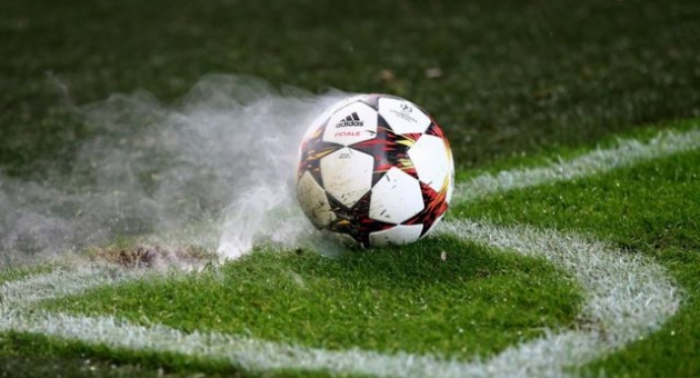 42_futbol-pelota-en-cesped-humo.jpg